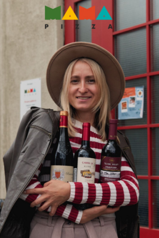 Мы здесь с приятной новостью: в «Мама Пицца» дарят вино!